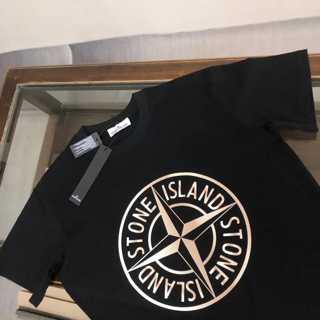 P180 Stone Island 2025 latest T-shirt, couple style ~ Original order, fashionable and casual short T-shirt, specially made of customized cotton fabric ~ Cotton T-shirt ~ Pre-washed to prevent deformation and shrinkage problem, more comfortable and breathable on the body ~ All available from stock ~ Unique design style, trendy must-have item, complete with three standards 👍 Color: black/white Size: S M L XL (larger version, please indicate your height and weight when placing an order)